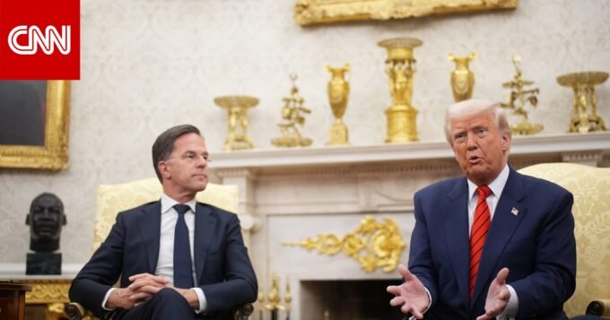 صورة لأمين عام الناتو مارك روته والرئيس الأمريكي السابق دونالد ترامب يتصافحان