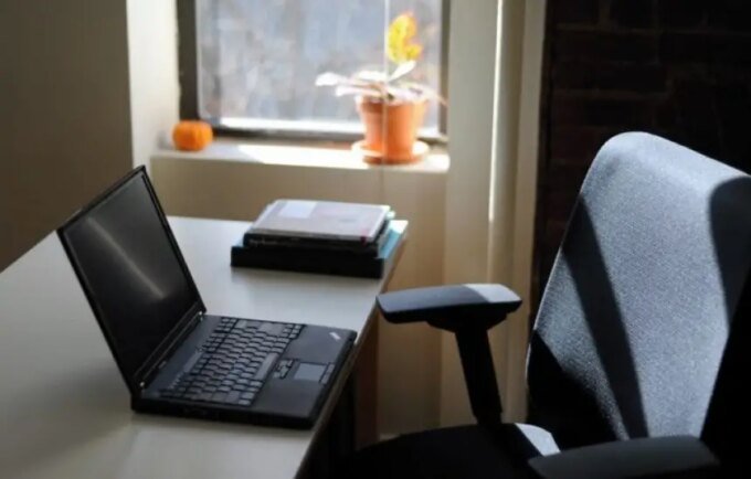 مبنى إداري مغربي يرمز للعمل عن بعد وتخفيف أعباء الموظفين