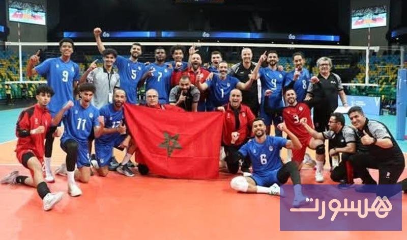 صورة لاعبي فريق الفتح الرياضي للكرة الطائرة يحتفلون بعد تحقيق الفوز في مباراة ضمن بطولة إفريقيا للأندية برواندا.