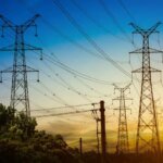 صورة تظهر خطوط نقل الكهرباء أو مهندسين مغاربة يعملون في مشروع طاقي بإفريقيا