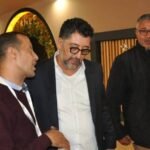 النائب خالد العجلي يتجول في أروقة الملتقى الدولي للفلاحة بمكناس ويتبادل الحديث مع العارضين.