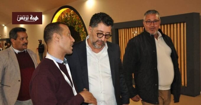 النائب خالد العجلي يتجول في أروقة الملتقى الدولي للفلاحة بمكناس ويتبادل الحديث مع العارضين.