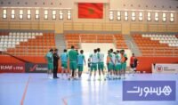 صورة للمنتخب المغربي لكرة القدم داخل القاعة خلال حصة تدريبية استعدادًا لمباراة الرأس الأخضر في دوري بركان.