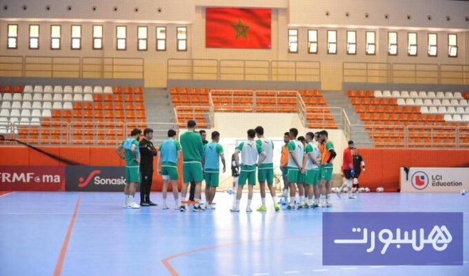 صورة للمنتخب المغربي لكرة القدم داخل القاعة خلال حصة تدريبية استعدادًا لمباراة الرأس الأخضر في دوري بركان.