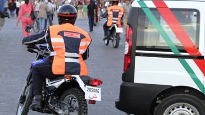 صورة تظهر أوراق مالية مغطاة بسائل أسود، ترمز لعملية النصب بالعملة المزورة في الدار البيضاء.