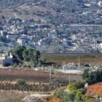 مبانٍ مدمرة في قرية لبنانية جنوبية بالقرب من الحدود الإسرائيلية، تظهر آثار الصراع بعد إعلان الهدنة.