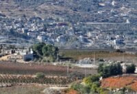 مبانٍ مدمرة في قرية لبنانية جنوبية بالقرب من الحدود الإسرائيلية، تظهر آثار الصراع بعد إعلان الهدنة.