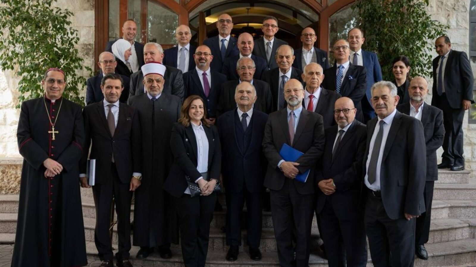 الوقف الهاشمي للقدس: تجديد العهد وصون الهوية في مواجهة التحديات 3 صورة للأمير الحسن بن طلال خلال لقائه وفداً من المقدسيين لمناقشة الوقف الهاشمي للقدس.