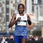 العداءة الكينية بريجيد كوسغي تعبر خط النهاية في ماراثون سيدني 2025