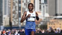 العداءة الكينية بريجيد كوسغي تعبر خط النهاية في ماراثون سيدني 2025