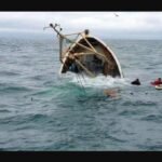 قوات الدرك الملكي وطائرة مروحية تشارك في عمليات البحث والإنقاذ بعد حادث انقلاب قارب بمصب واد سوس قرب أكادير.