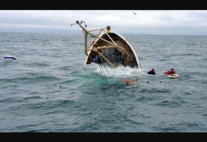 قوات الدرك الملكي وطائرة مروحية تشارك في عمليات البحث والإنقاذ بعد حادث انقلاب قارب بمصب واد سوس قرب أكادير.