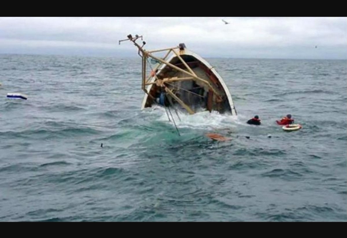 قوات الدرك الملكي وطائرة مروحية تشارك في عمليات البحث والإنقاذ بعد حادث انقلاب قارب بمصب واد سوس قرب أكادير.