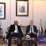 الدكتور باتريس موتسيبي رئيس الكونفدرالية الإفريقية لكرة القدم يتحدث في ندوة صحفية بالمغرب