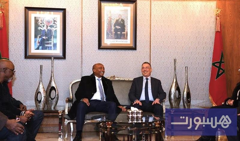 الدكتور باتريس موتسيبي رئيس الكونفدرالية الإفريقية لكرة القدم يتحدث في ندوة صحفية بالمغرب