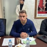 صورة لبحيرة مارتشيكا في الناظور مع إشارة إلى مشروع التهيئة ومجلس الجماعة