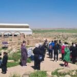 برنامج "أردننا جنة" يحقق نجاحاً باهراً: 5400 مشارك في أسبوعه الأول 6 صورة بانورامية لمدينة البترا الأثرية في الأردن، مع مجموعة من السياح يستكشفون الموقع.