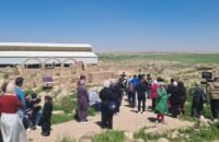 صورة بانورامية لمدينة البترا الأثرية في الأردن، مع مجموعة من السياح يستكشفون الموقع.