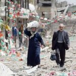 دخان يتصاعد من بين المنازل في بنت جبيل بعد قصف جوي في أبريل/نيسان 2026