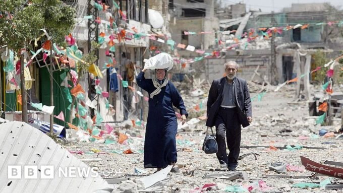 دخان يتصاعد من بين المنازل في بنت جبيل بعد قصف جوي في أبريل/نيسان 2026