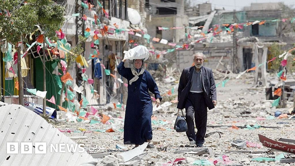 دخان يتصاعد من بين المنازل في بنت جبيل بعد قصف جوي في أبريل/نيسان 2026
