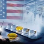 صيدلية أمريكية تعرض رفوفاً مليئة بالأدوية مع لافتات خصم، بينما تلوح في الأفق مخاوف من اضطرابات في سلاسل الإمداد العالمية بسبب مضيق هرمز.