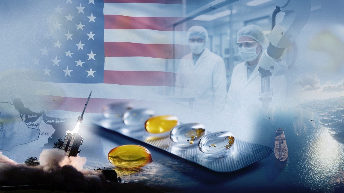 صيدلية أمريكية تعرض رفوفاً مليئة بالأدوية مع لافتات خصم، بينما تلوح في الأفق مخاوف من اضطرابات في سلاسل الإمداد العالمية بسبب مضيق هرمز.