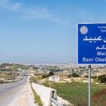 صورة توضيحية لمواطن ينتظر أمام مكتب حكومي يعبر عن استيائه من بطء الإجراءات.