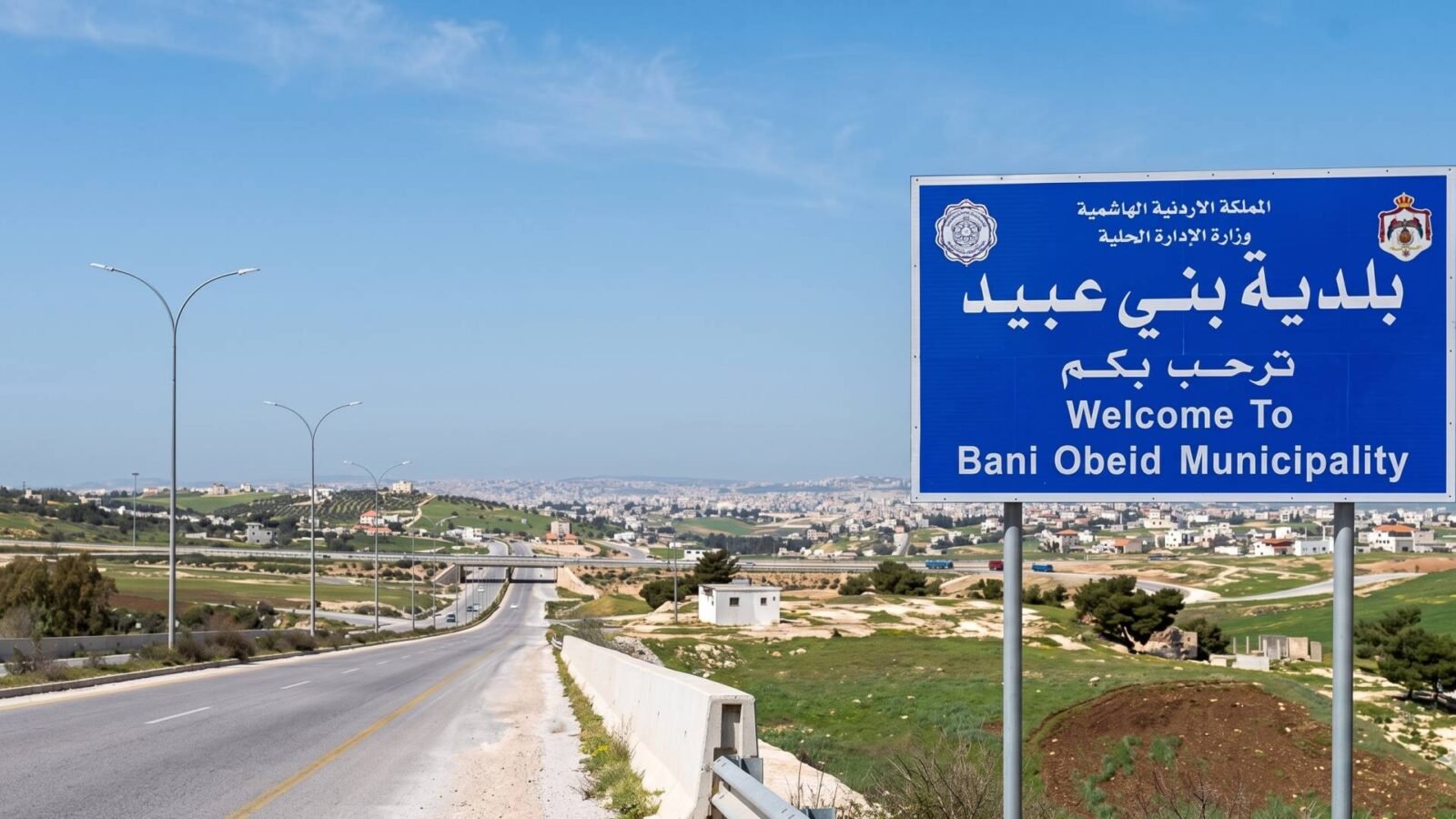 صورة توضيحية لمواطن ينتظر أمام مكتب حكومي يعبر عن استيائه من بطء الإجراءات.