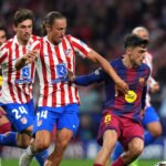 صورة للاعبي أتلتيكو مدريد وهم يحتفلون بتأهلهم إلى نصف نهائي دوري أبطال أوروبا بعد الفوز على برشلونة.