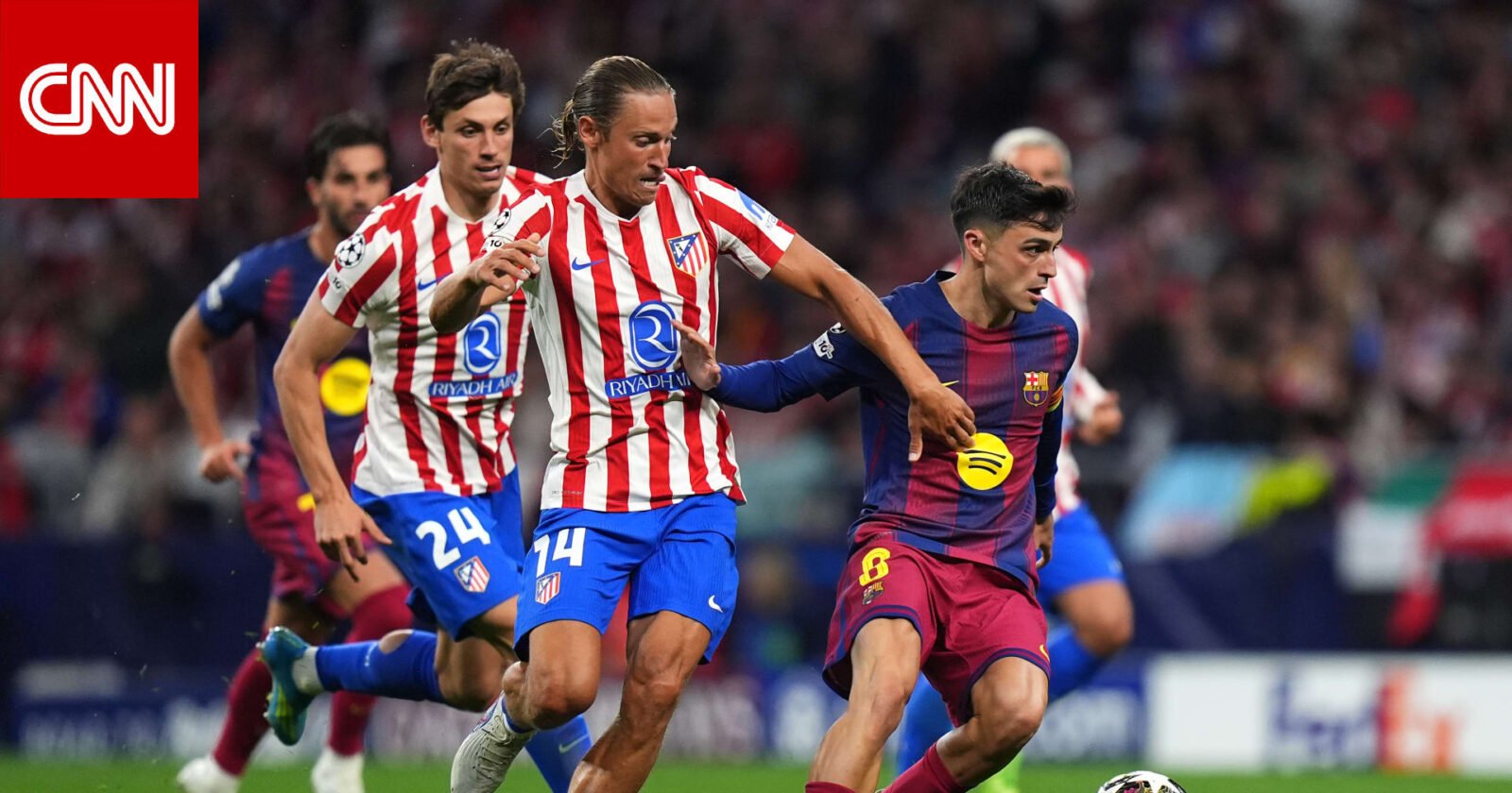 صورة للاعبي أتلتيكو مدريد وهم يحتفلون بتأهلهم إلى نصف نهائي دوري أبطال أوروبا بعد الفوز على برشلونة.