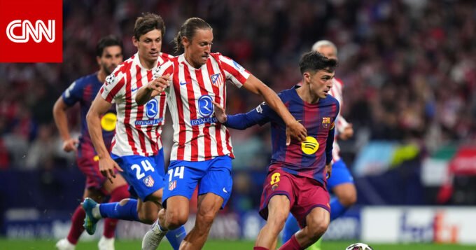 صورة للاعبي أتلتيكو مدريد وهم يحتفلون بتأهلهم إلى نصف نهائي دوري أبطال أوروبا بعد الفوز على برشلونة.