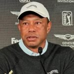 صورة لسيارة لاند روفر الخاصة بتايغر وودز بعد انقلابها على طريق ذي مسارين بالقرب من منزله في جوبيتر آيلاند.