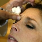 صورة مقربة لبشرة نضرة تظهر تأثيرات علاج إبرة دبي التجميلي