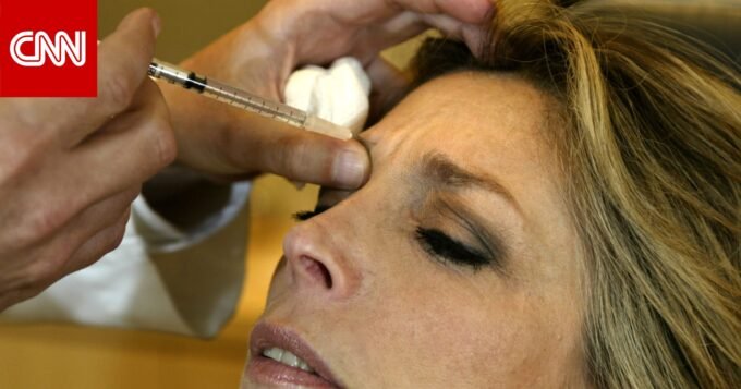 صورة مقربة لبشرة نضرة تظهر تأثيرات علاج إبرة دبي التجميلي