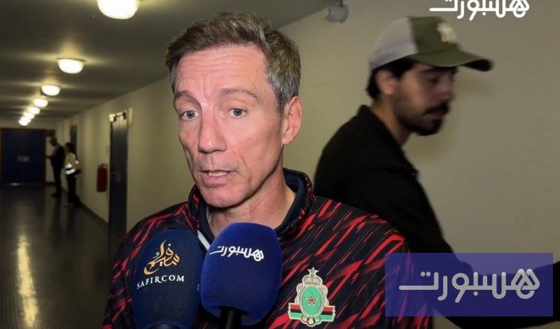 تحليل ما بعد المباراة: الدميعي وسانتوس يقدمان رؤاهما حول المواجهة الكروية 3 صورة للمدربين الدميعي وسانتوس وهما يتحدثان بعد مباراة كرة قدم.