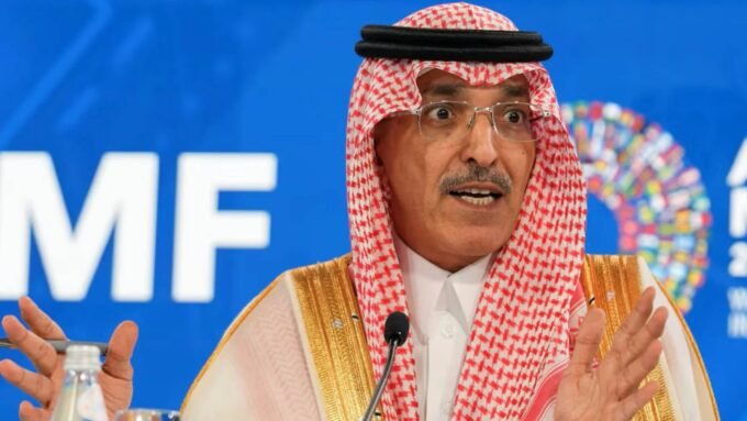 وزير المالية السعودي محمد الجدعان يتحدث في اجتماع اقتصادي