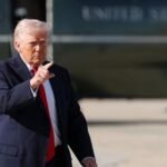 صورة للرئيس الأمريكي السابق دونالد ترامب يتحدث في مناسبة عامة.