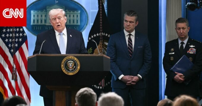 صورة للرئيس الأمريكي دونالد ترامب يتحدث في مؤتمر صحفي حول التوترات مع إيران.