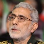 العميد إسماعيل قاآني، قائد فيلق القدس التابع للحرس الثوري الإيراني، يحضر مراسم تأبينية مؤيدة للحكومة في طهران.