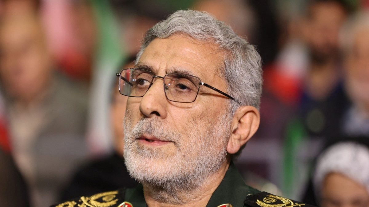 العميد إسماعيل قاآني، قائد فيلق القدس التابع للحرس الثوري الإيراني، يحضر مراسم تأبينية مؤيدة للحكومة في طهران.