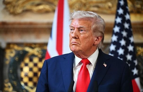 صورة للرئيس الأمريكي دونالد ترامب يتحدث في مؤتمر صحفي