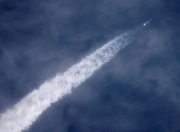 صورة مركبة تظهر رموزاً للجزائر، مصر، وإيران، مع إشارات للسياسة الدولية والتكنولوجيا العسكرية.