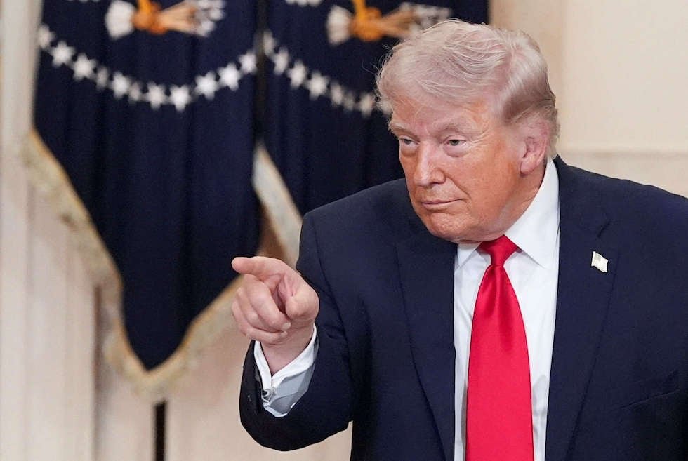 صورة مركبة لأحداث دولية: البيت الأبيض، صواريخ، خريطة الشرق الأوسط، ووجوه ترامب وماكرون.