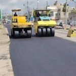 آليات بلدية تقوم بأعمال تعبيد طريق في الأردن