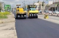 آليات بلدية تقوم بأعمال تعبيد طريق في الأردن