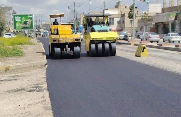 بلدية بني عبيد تستأنف تعبيد طريق إربد-عمان وشوارع الحصن لتحسين البنية التحتية 3 آليات بلدية تقوم بأعمال تعبيد طريق في الأردن