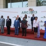 صورة جماعية للرئيس الغاني نانا أكوفو أدو مع قادة أفارقة خلال افتتاح مؤتمر الاتحاد الأفريقي حول التعويضات في أكرا، غانا.