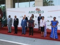 صورة جماعية للرئيس الغاني نانا أكوفو أدو مع قادة أفارقة خلال افتتاح مؤتمر الاتحاد الأفريقي حول التعويضات في أكرا، غانا.