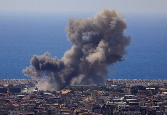 صورة تظهر تصاعد الدخان في الضاحية الجنوبية لبيروت بعد غارة إسرائيلية، بتاريخ 8 أبريل 2026.